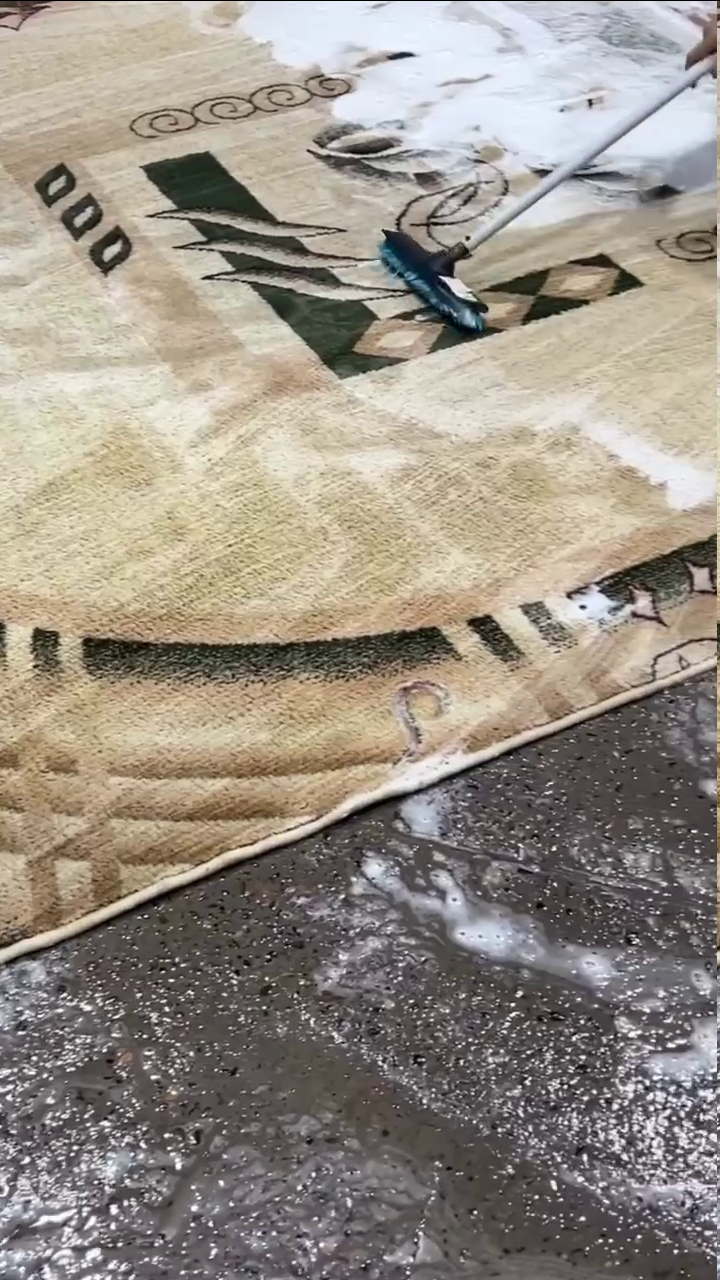 Процесс стирки ковра